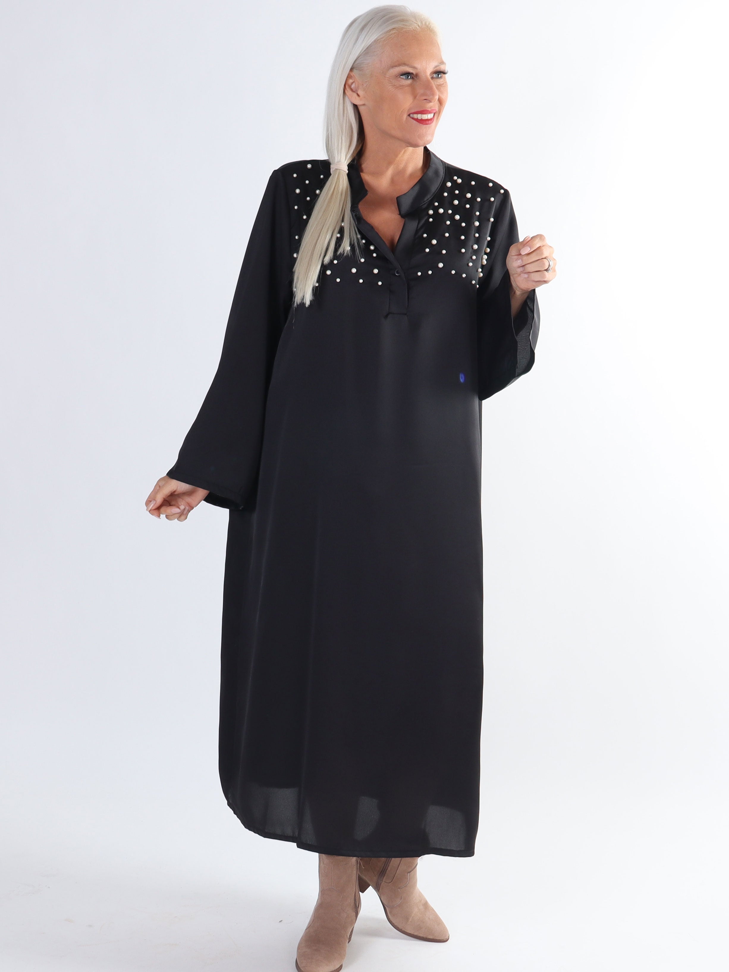 Emilia - Plus size klänning i silkelook med vita pärlor